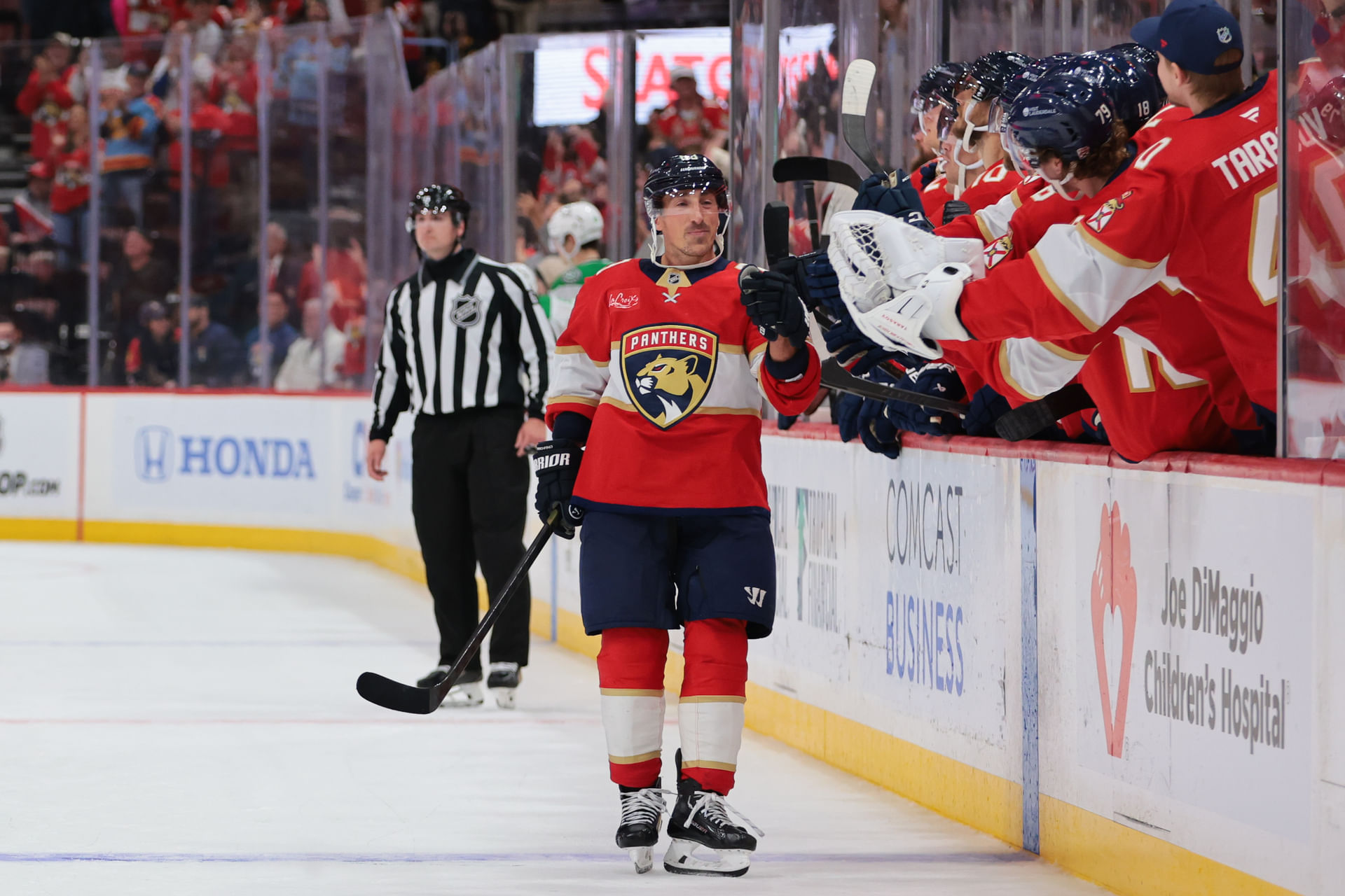 Brad Marchand Recebe Honra no Parlamento Canadense por Gesto Comovente a Amigo Após Perda da Filha