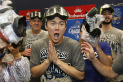 Yoshinobu Yamamoto drops 4-word note as he naps with World Series trophy on flight to LA