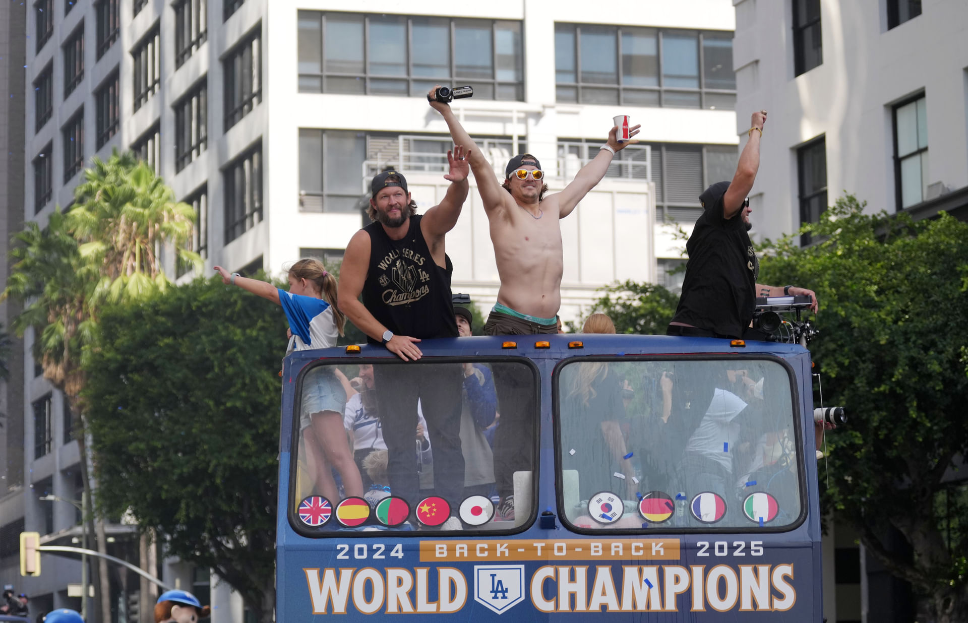 Kike Hernandez hilariously calls out Clayton Kershaw over bizarre photo angle during Dodgers World Series parade