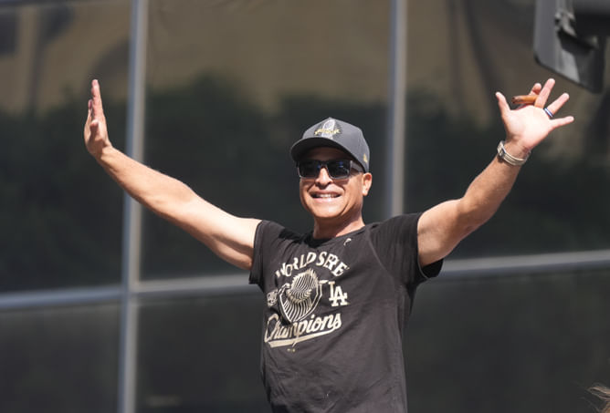 “Poor Dave Roberts”; “Maybe a $400M payroll will help” - Fans roast journalist over Dodgers manager “losing his mind” comment about closer