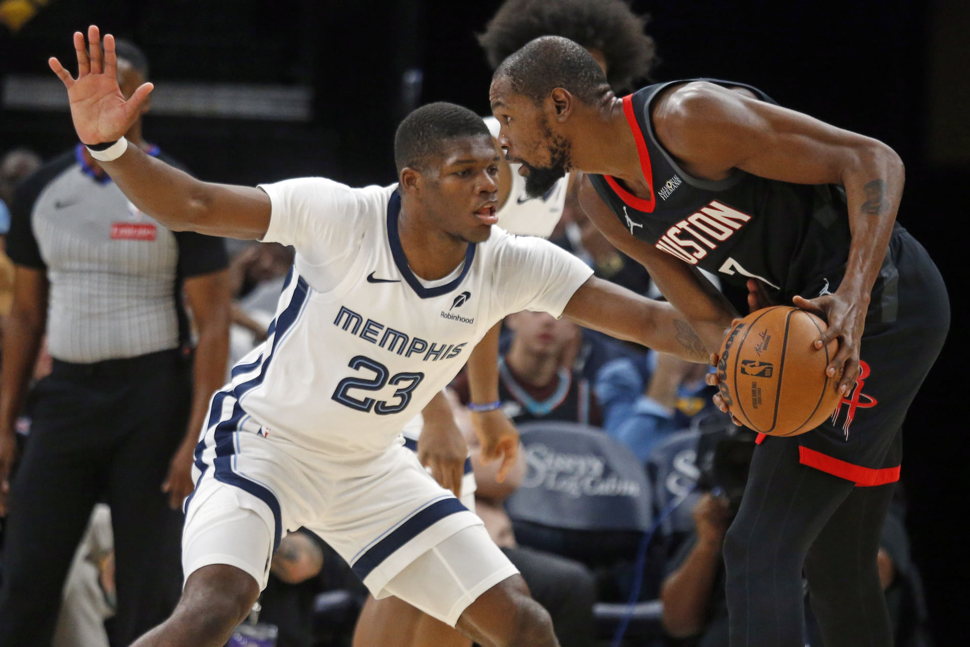 Grizzlies&#039; Cedric Coward (L) guards Kevin Durant (Image Source: IMAGN)