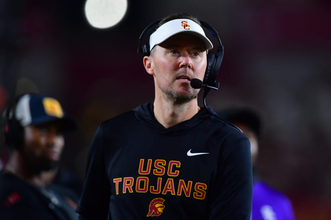 “Nobody calling this dude to coach,” “New Lane Kiffin this week?” CFB fans rip Lincoln Riley as USC HC gives his “100%” commitment to Trojans