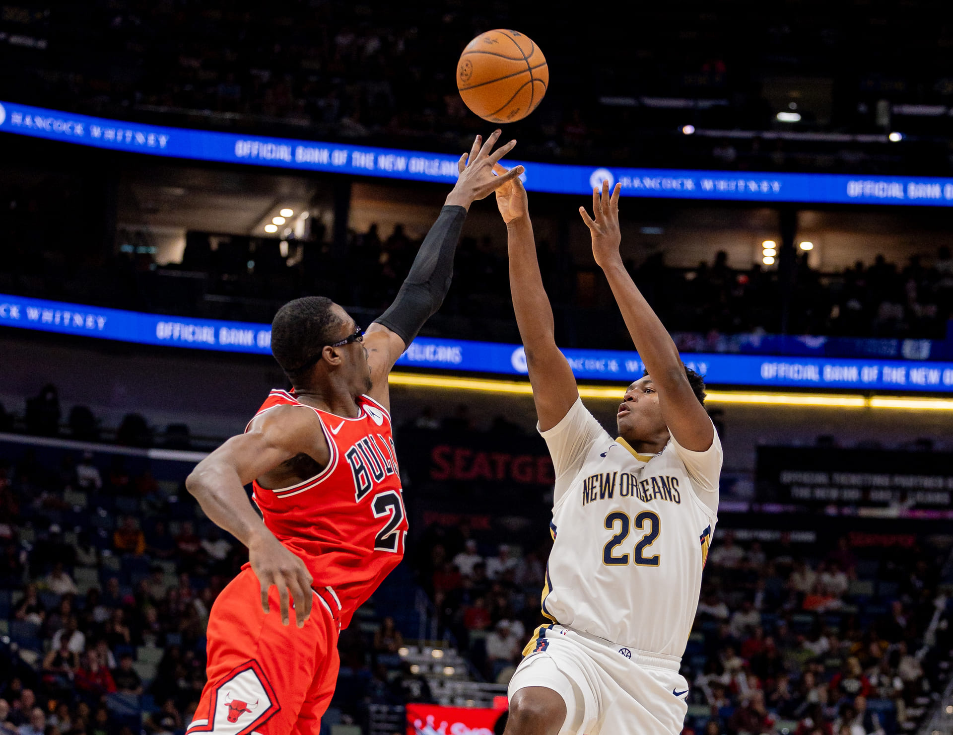 Pelicans&#039; #22 Derik Queen shoots the ball over Bulls&#039; Jalen Smith (Image Source: IMAGN)