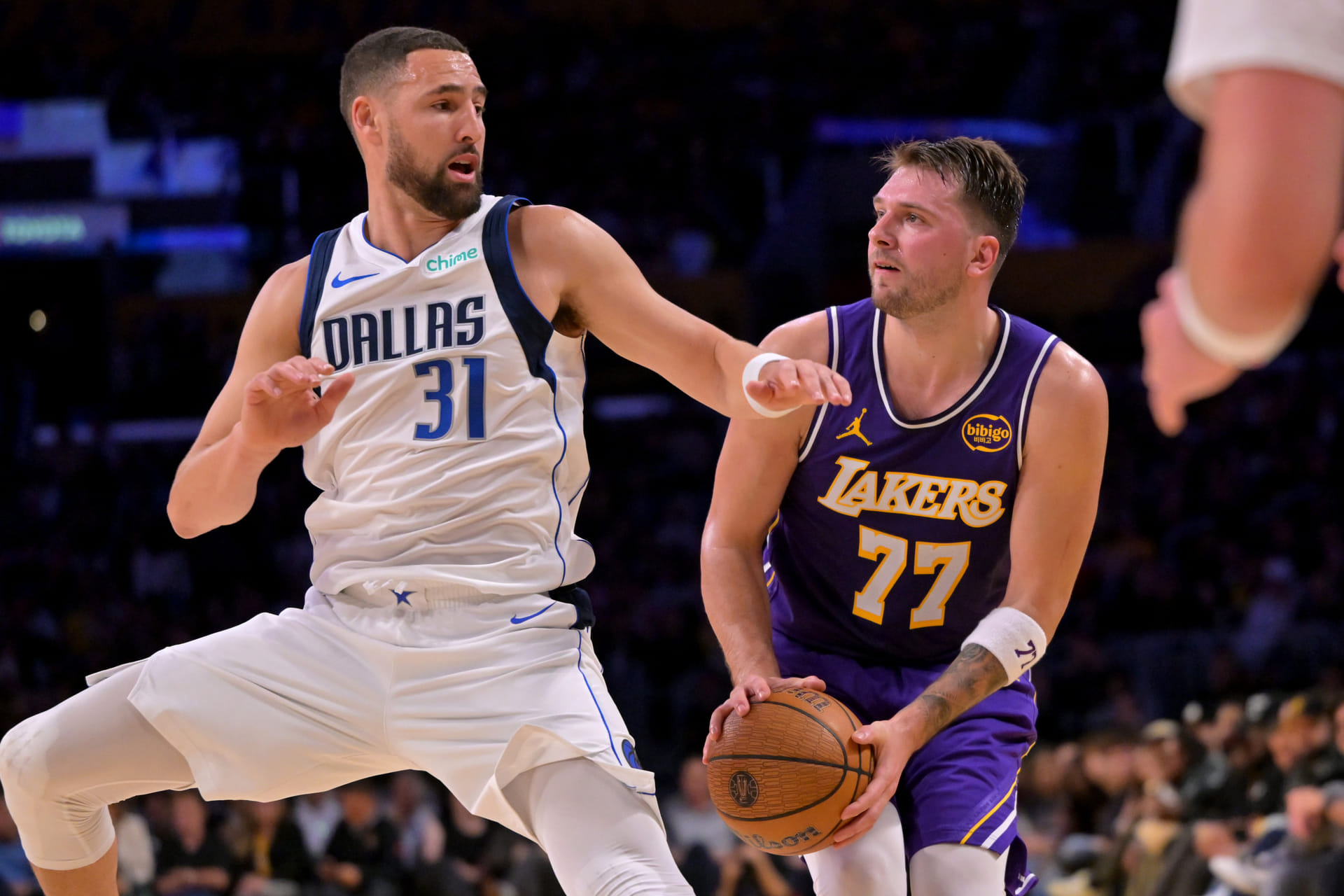 Los Angeles Lakers guard Luka Doncic (77) is defended by Dallas Mavericks guard Klay Thompson (31) as he drives to the basket in the first half at Crypto.com Arena. Mandatory Credit: Jayne Kamin-Oncea-Imagn Images