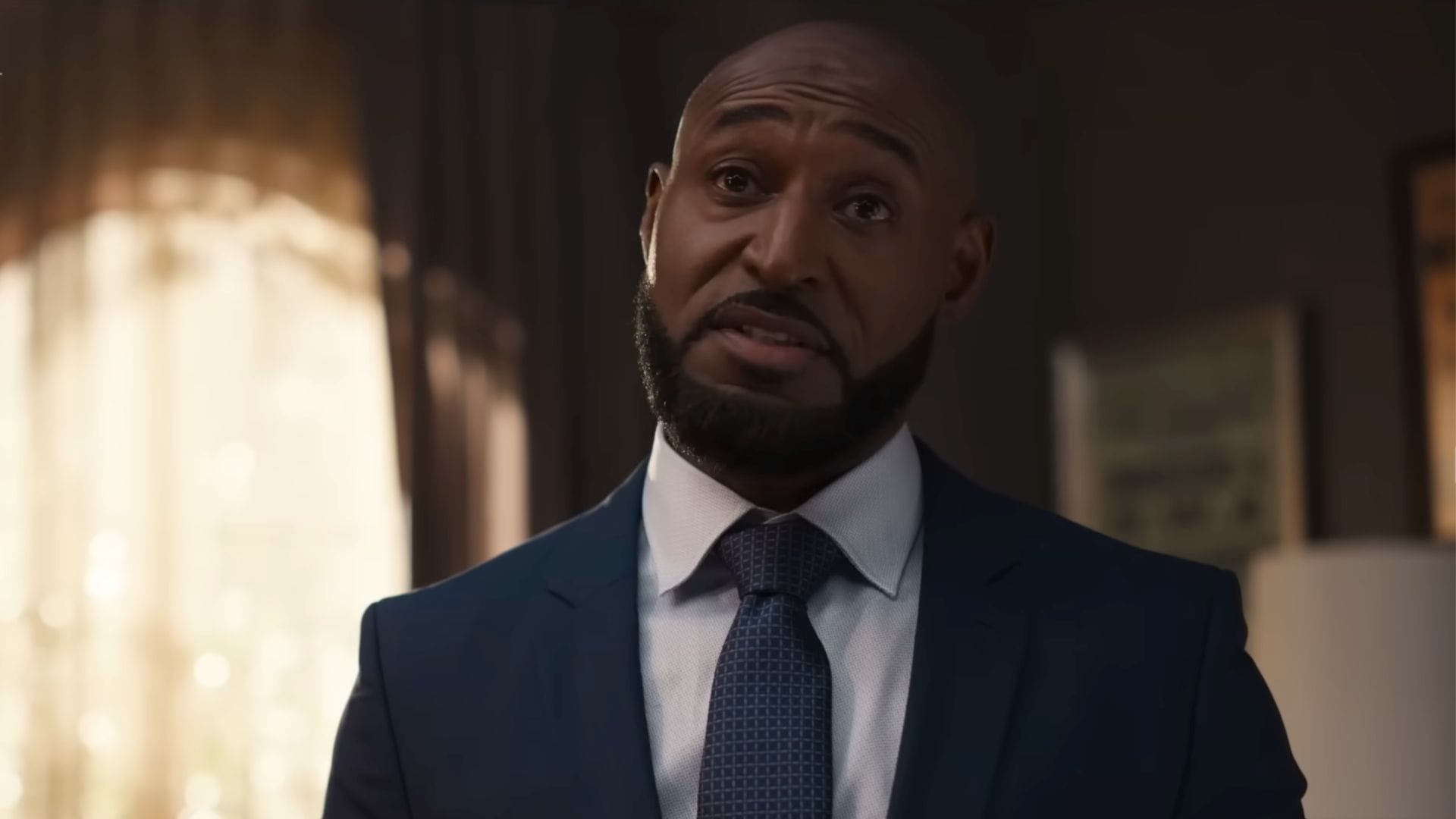 Adrian Holmes hrá Phila (Image via Peacock)