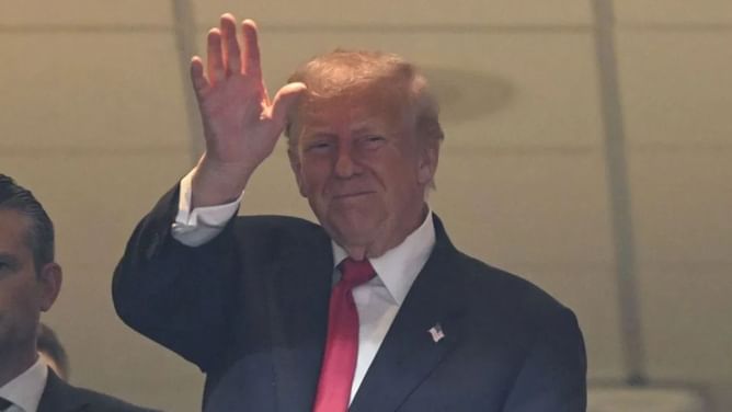 "Clearly ruffled many feathers": Perez Hilton reacts to Trump getting booed while attending latest Washington Commanders game