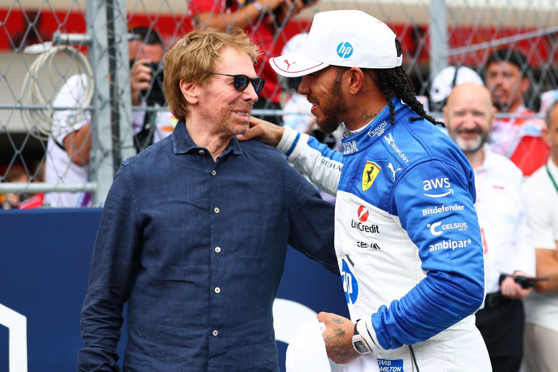 Lewis Hamilton zo Scuderie Ferrari a Jerry Bruckheimer na GP Miami. Zdroj: Getty