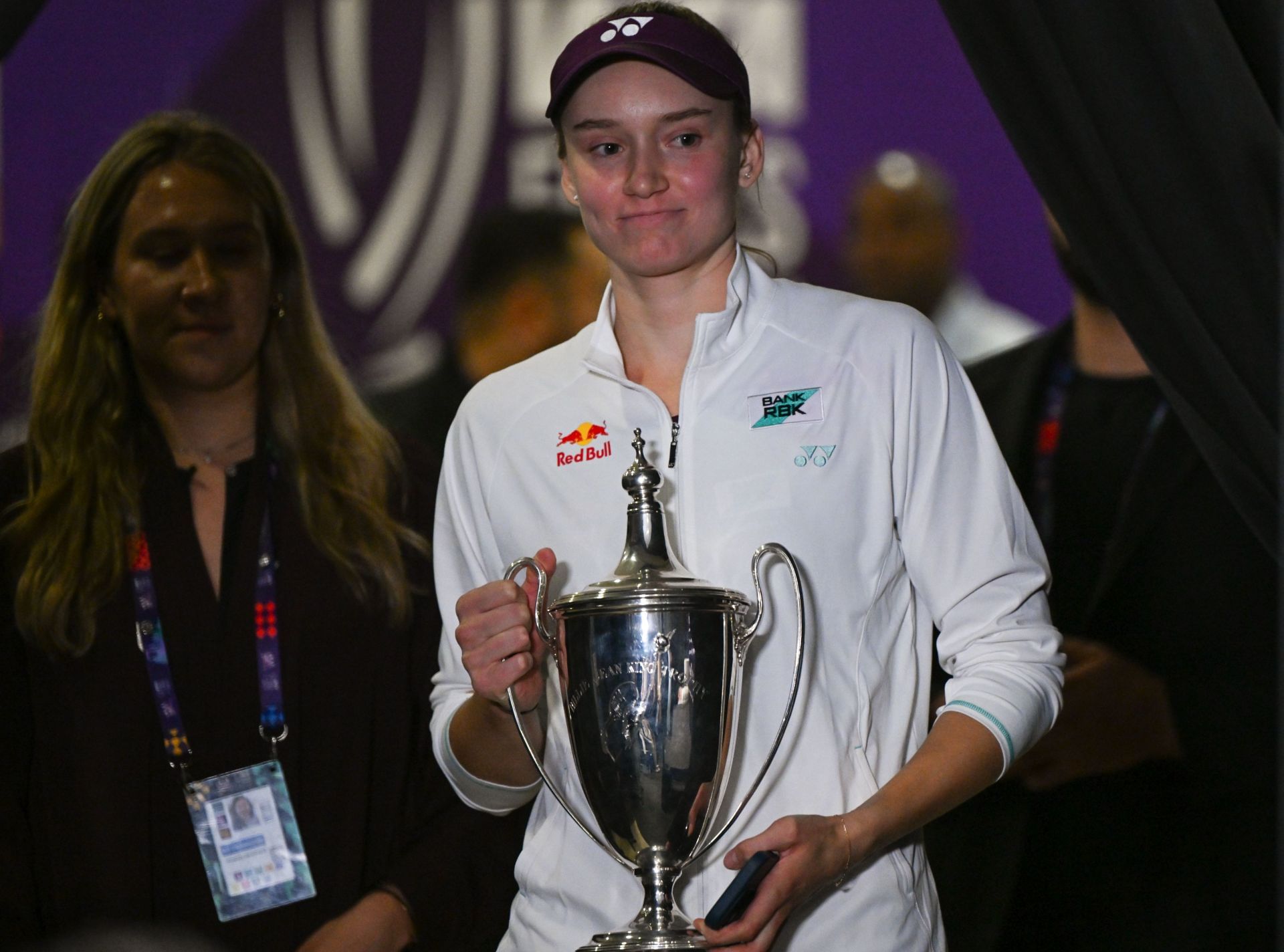 Elena Rybakina with her WTA Finals trophy - Source: Getty