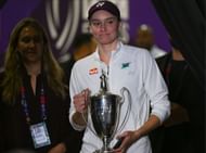 Elena Rybakina with her WTA Finals trophy - Source: Getty