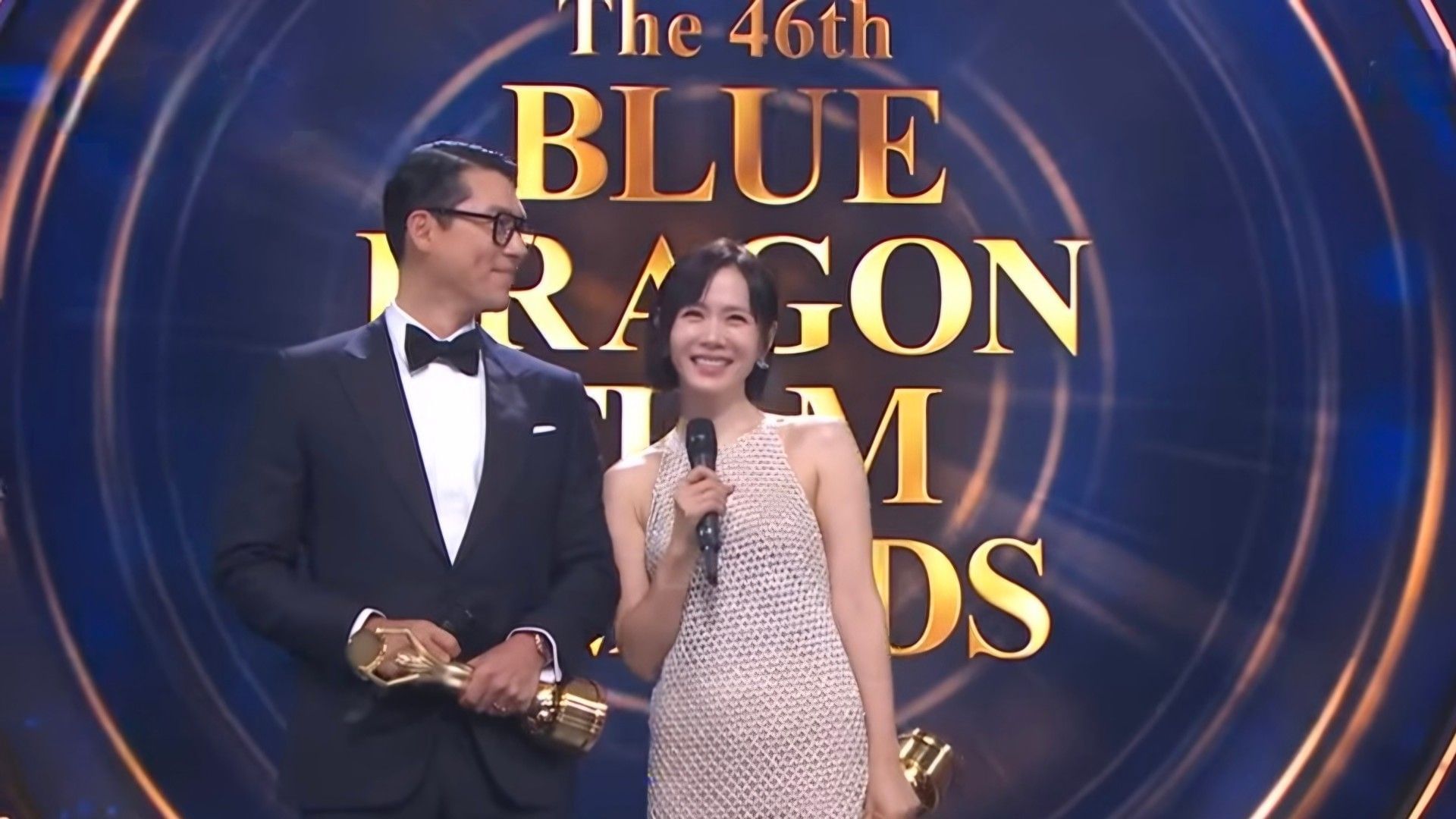 Hyun-bin và Son Ye-jin đã giành chiến thắng tại Giải thưởng Điện ảnh Rồng Xanh lần thứ 46 (Hình ảnh qua YouTube/@KBSEnt)