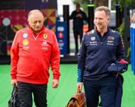 Šéf týmu Ferrari Fred Vasseur a Christian Horner na Autodromo Hermanos Rodriguez. Zdroj: Getty