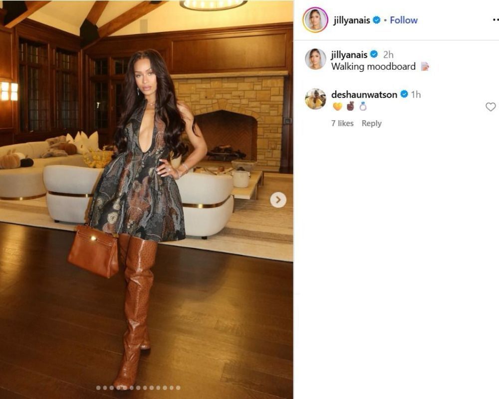 Vợ của Deshaun Watson, Jilly Anais, bước đi trên sàn catwalk trong chiếc váy hai dây cổ loe cùng đôi bốt cao màu nâu 6 tháng sau khi gây chú ý tại SI Áo tắm Runway Show [IG/@jillyanais]