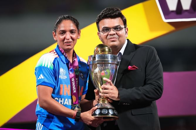 Harmanpreet Kaur sleeps in bed with World Cup 2025 trophy and a classic t-shirt [In Picture]