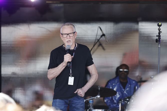 Mark Martin reacts to Roush Yates Engine’s rebuilt #6 car: “Sounds sweet”