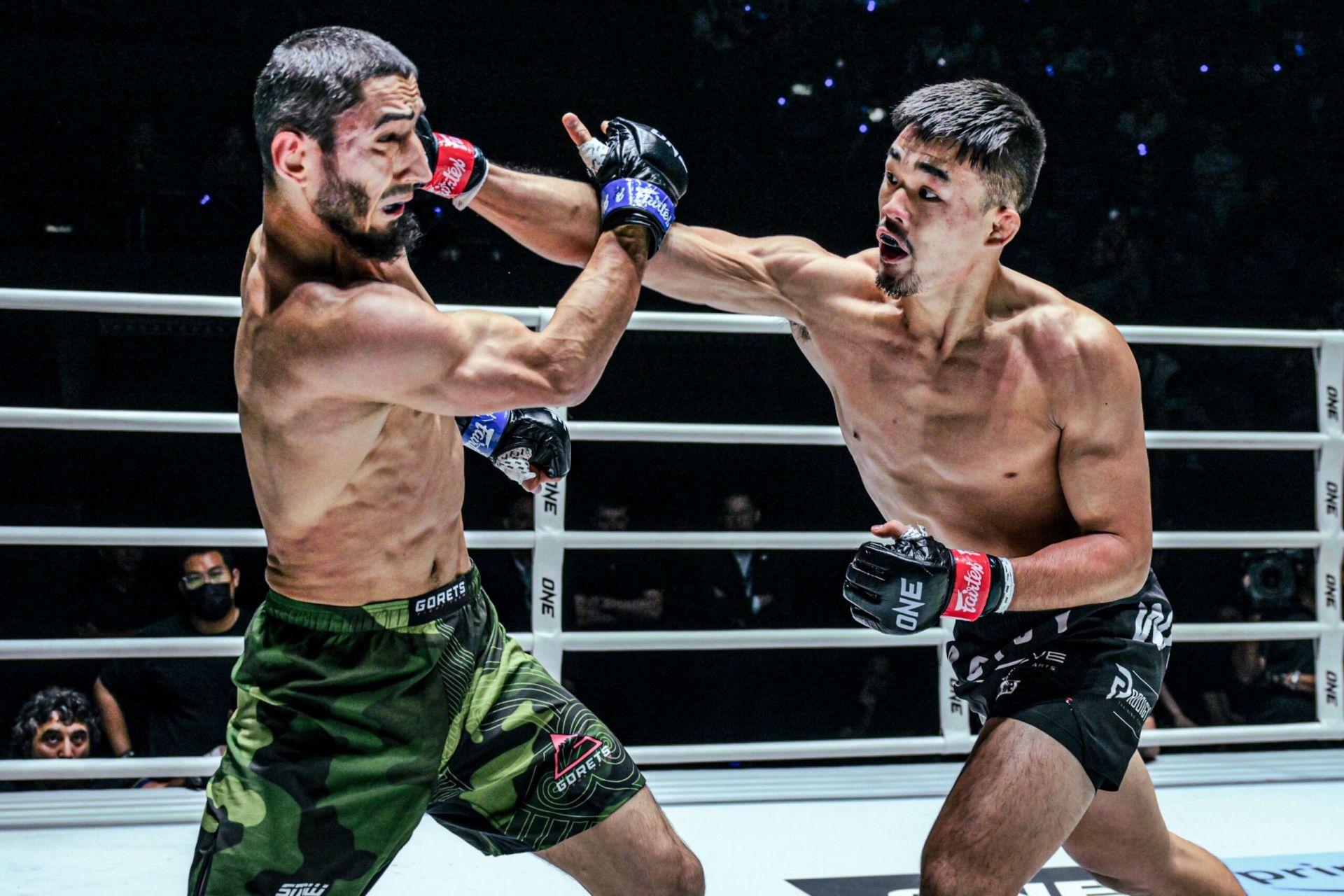 Christian Lee (R) vs Alibeg Rasulov (L) | Image credit: ONE Championship