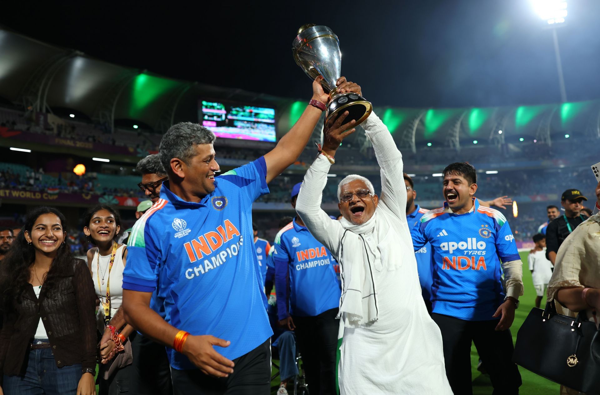 Amol Muzumdar oslavuje víťazstvo na Svetovom pohári so svojím otcom (Zdroj: Getty)