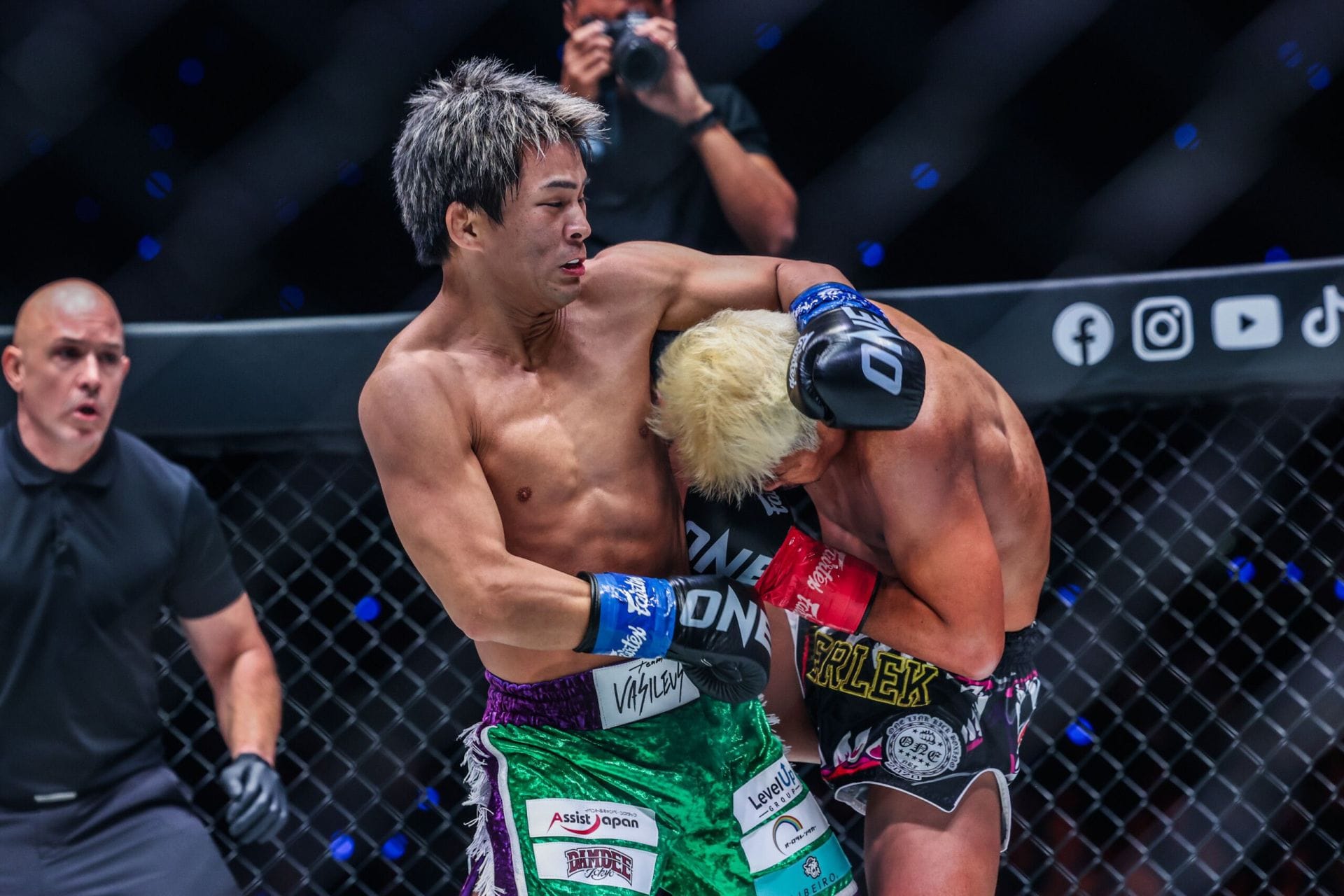 Yuki Yoza (L) vs Superlek | Image by ONE Championship
