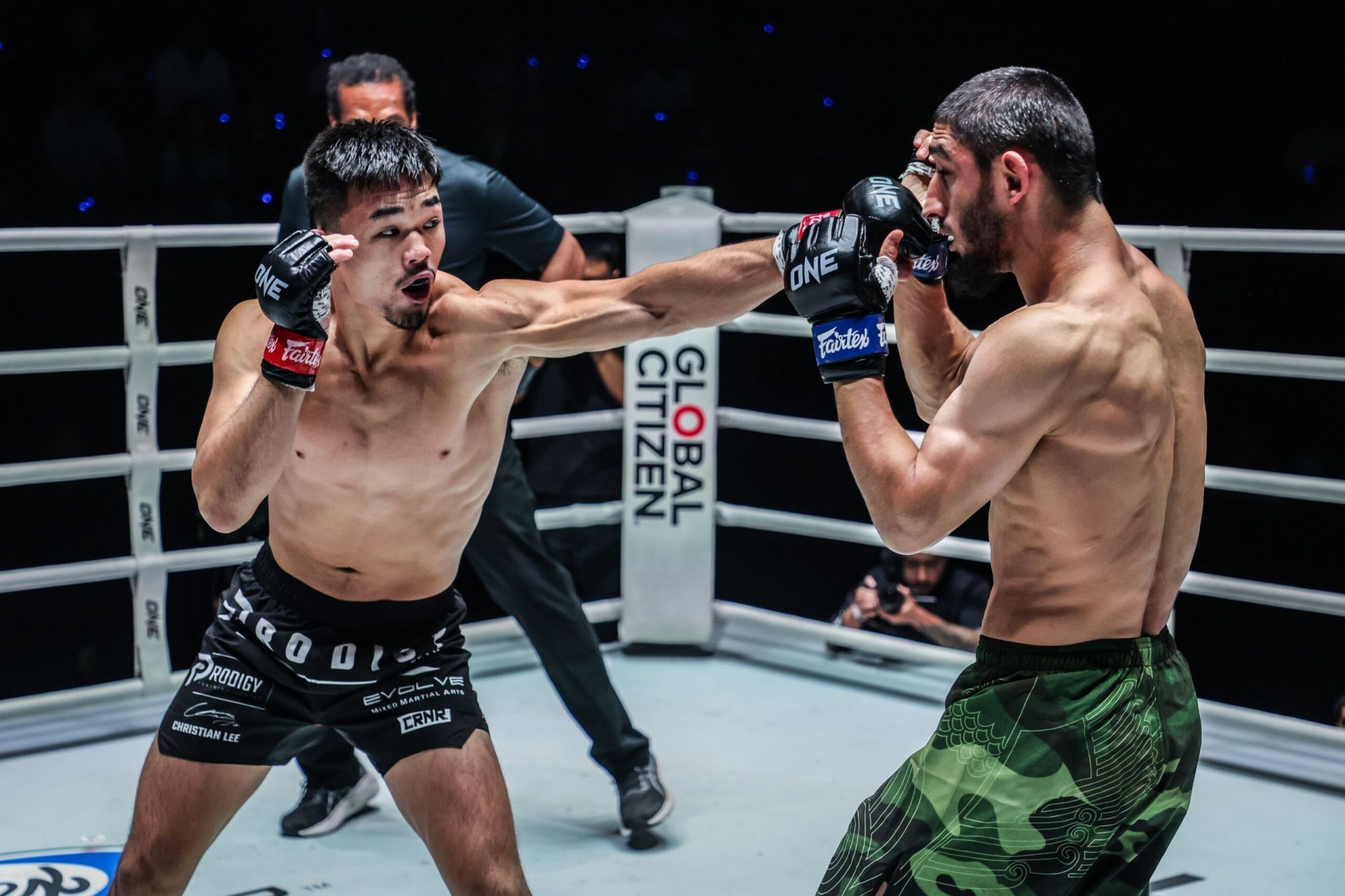  Christian Lee (L) vs Alibeg Rasulov | Image credit: ONE Championship