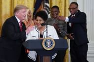 Alice Marie Johnson, které prezident Donald Trump zmírnil trest poté, co si odseděla 21 let ve vězení za obchodování s kokainem, hovoří během oslavy prvního kroku ve východní místnosti Bílého domu 1. dubna 2019 ve Washingtonu, DC. (Obrázek přes Getty)