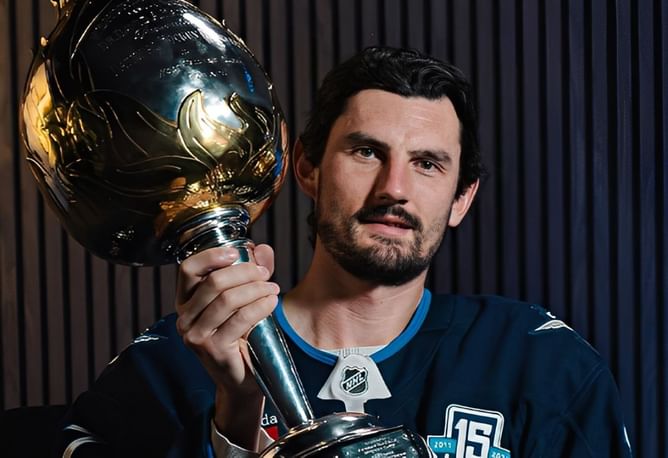 Winnipeg Jets shuts down Connor Hellebuyck for minor knee surgery; star goalie out for significant time