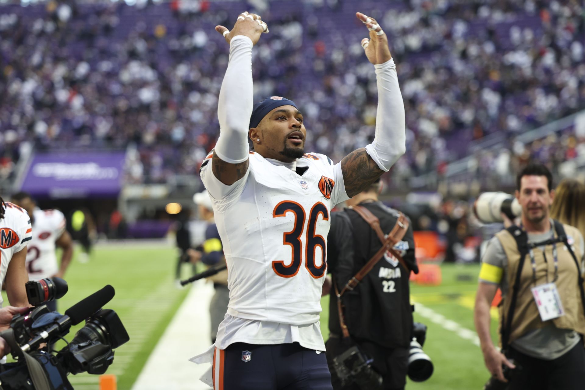 Jonathan Owens gathers support during the NFL game between the Chicago Bears and Minnesota Vikings [Image Source: Getty]
