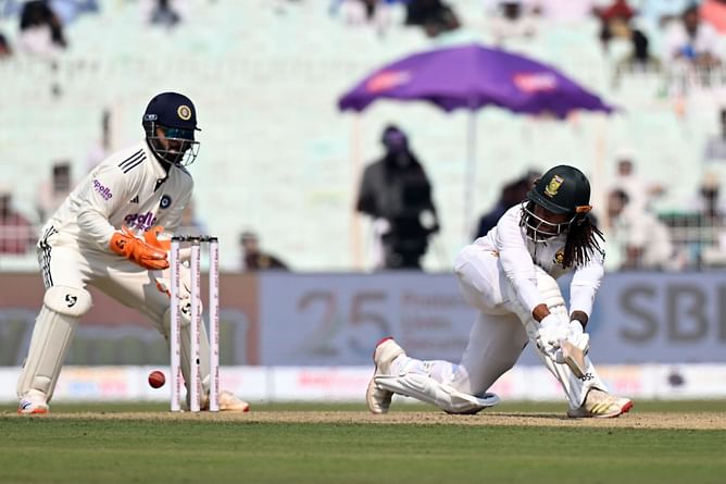 Tony de Zorzi walks out frustrated after getting out to Ravindra Jadeja on 49 in IND vs SA 2025 2nd Test [Watch]
