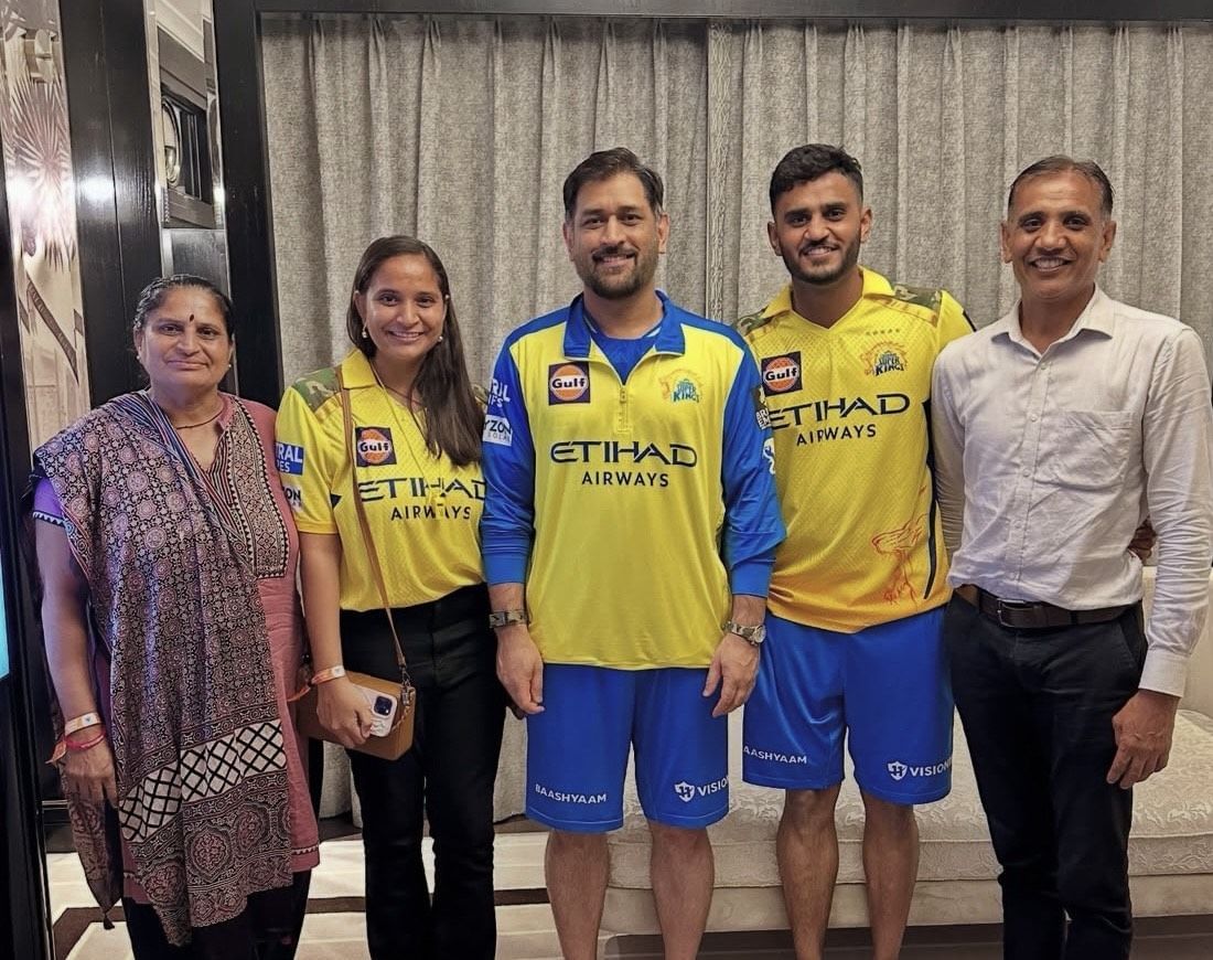 MS Dhoni poses with Urvil Patel and his family during IPL 2025