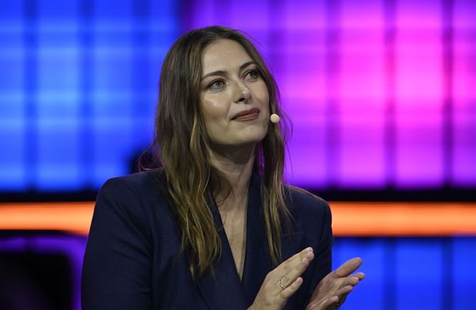 Maria Sharapova gets honest about why she found it 'really difficult' to hug & be friendly with fellow WTA stars