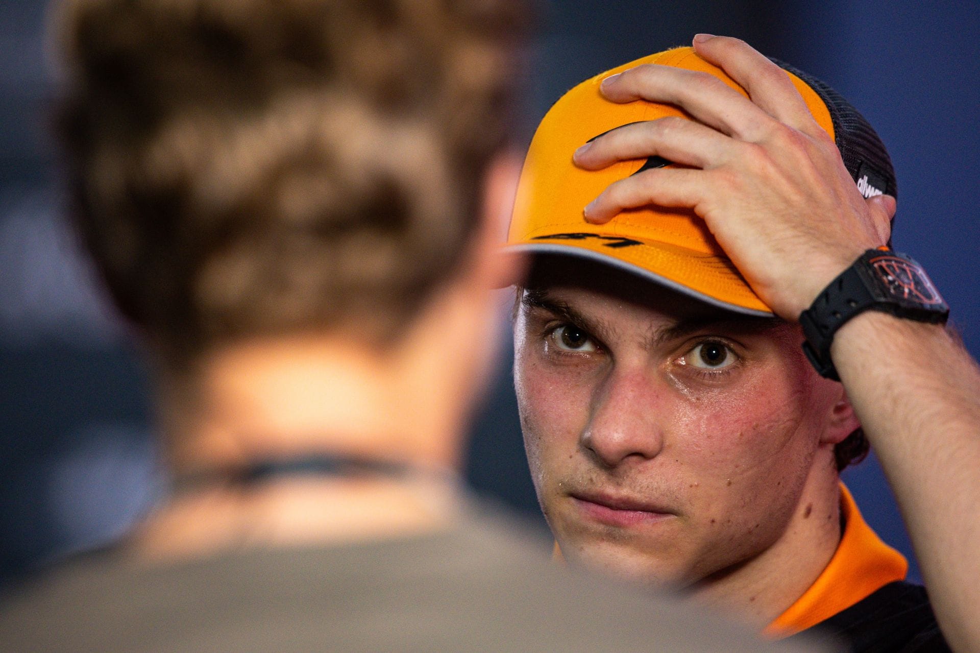 Oscar Piastri v mediálním peru na Velké ceně Singapuru F1 - Zdroj: Getty