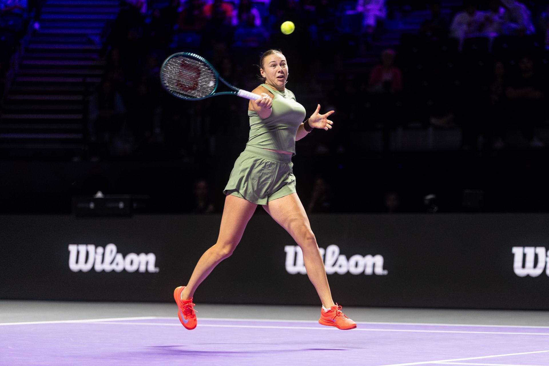 Amanda Anisimova in action at the 2025 WTA Finals (Source: Getty)