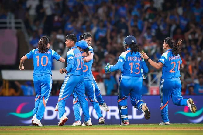 Amanjot Kaur clings on after juggling attempt to dismiss Laura Wolvaardt for 101 in IND vs SA Women's World Cup 2025 final [Watch]