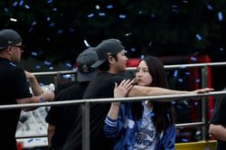 “Everybody wants to be married to Shohei Ohtani” - Fans go wild as Dodgers star and wife Mamiko crack up at fan’s bold parade moment
