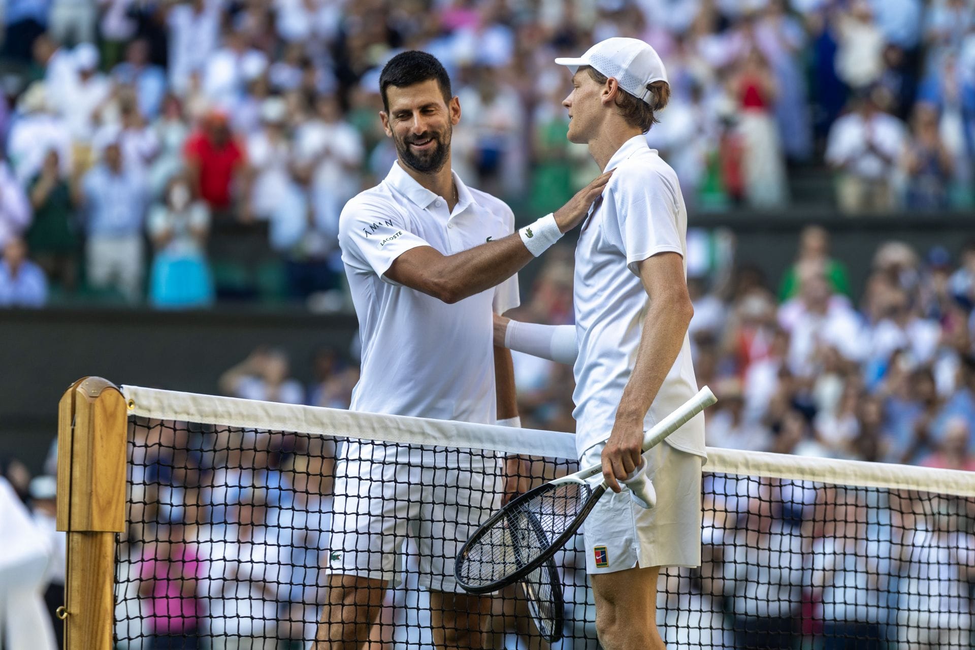 Novak Djokovic (trái) và Jannik Sinner (phải) sau trận thua tay vợt người Serbia trước tay vợt người Ý ở bán kết Giải vô địch Wimbledon 2025 (Nguồn: Getty)