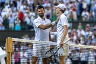 Novak Djokovic (trái) và Jannik Sinner (phải) sau trận thua tay vợt người Serbia trước tay vợt người Ý ở bán kết Giải vô địch Wimbledon 2025 (Nguồn: Getty)
