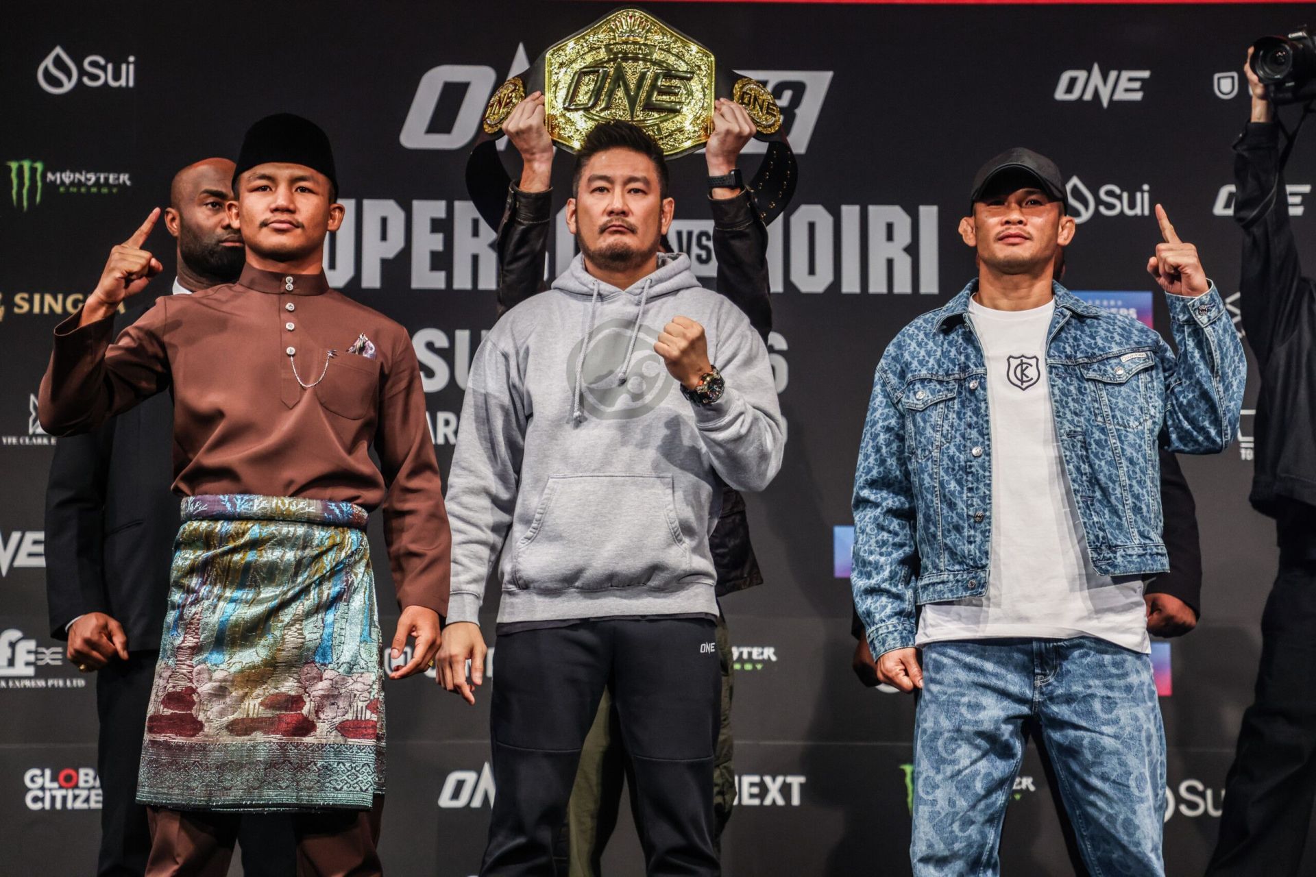 Rodtang (L) all praise for legendary Nong-O (R) | Photo by ONE Championship