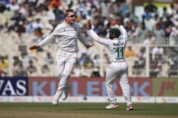 Simon Harmer takes 2 wickets in an over to leave India at 42/4 in IND vs SA 2025 2nd Test [Watch]