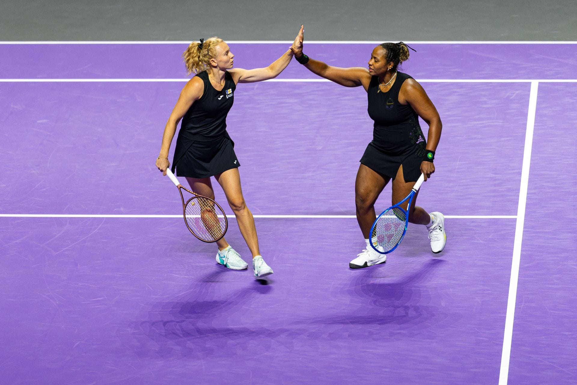 Taylor Townsend (right) with doubles partner Katerina Siniakova (left) at the 2025 WTA Finals (Source: Getty)