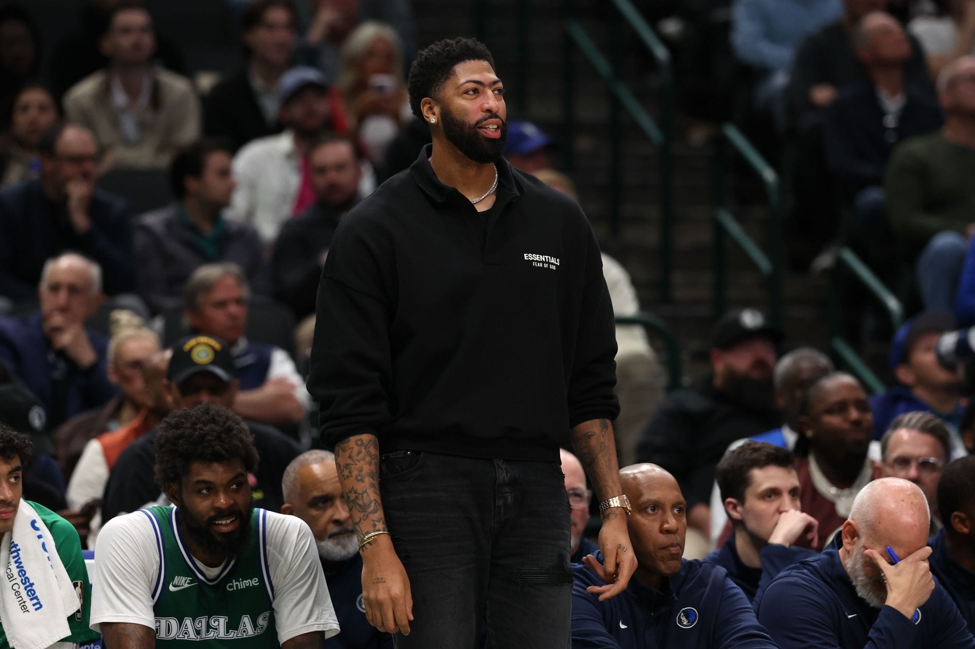 "That Texas BBQ Must Slap": Anthony Davis Sparks Fan Concerns as He Appears Overweight at Mavericks Practice