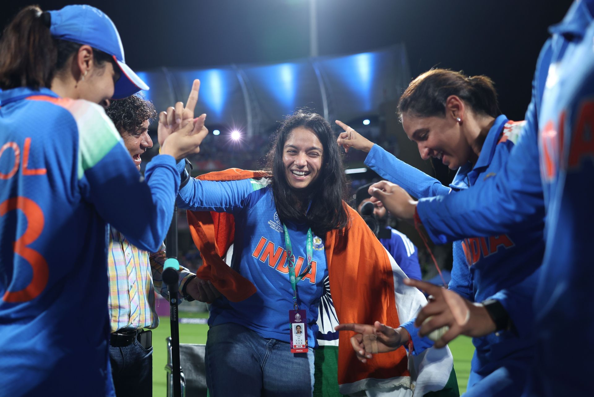 Pratika Rawal oslavuje tancom so svojimi spoluhráčmi (Zdroj: Getty)