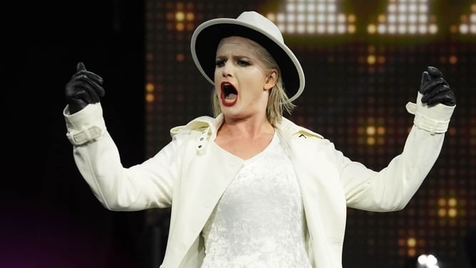 Toni Storm plants a kiss on 37-year-old AEW star