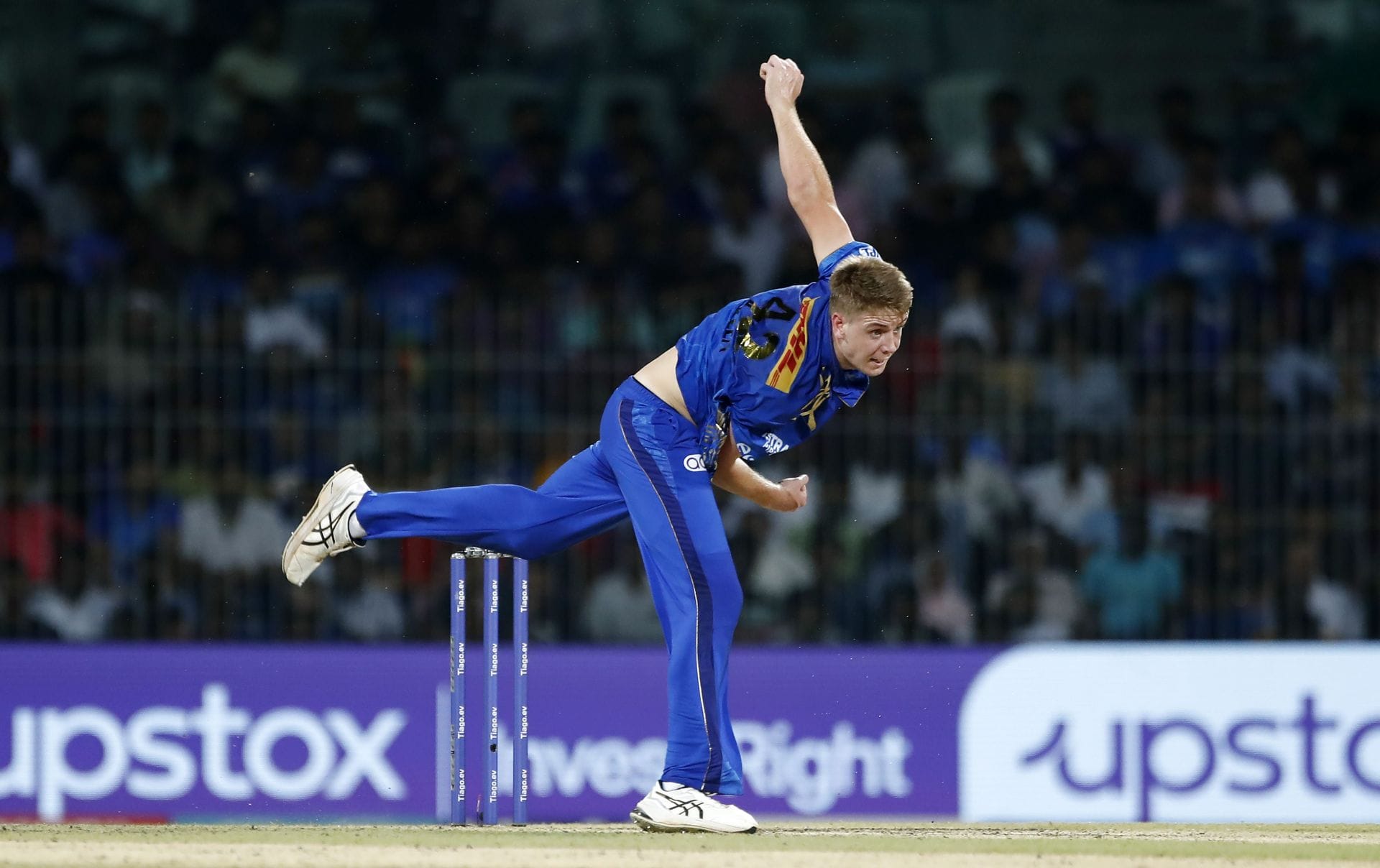 Cameron Green bowling for the Mumbai Indians in IPL 2023. (Credits: Getty)