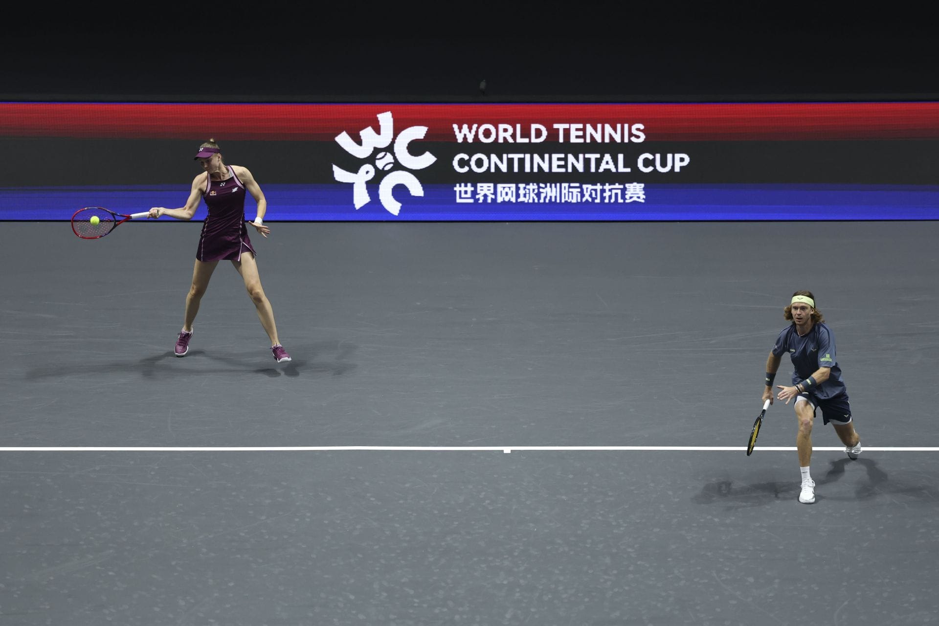 Elena Rybakina in action against Belinda Bencic at the 2025 World Tennis Continental Cup (Source: Getty)