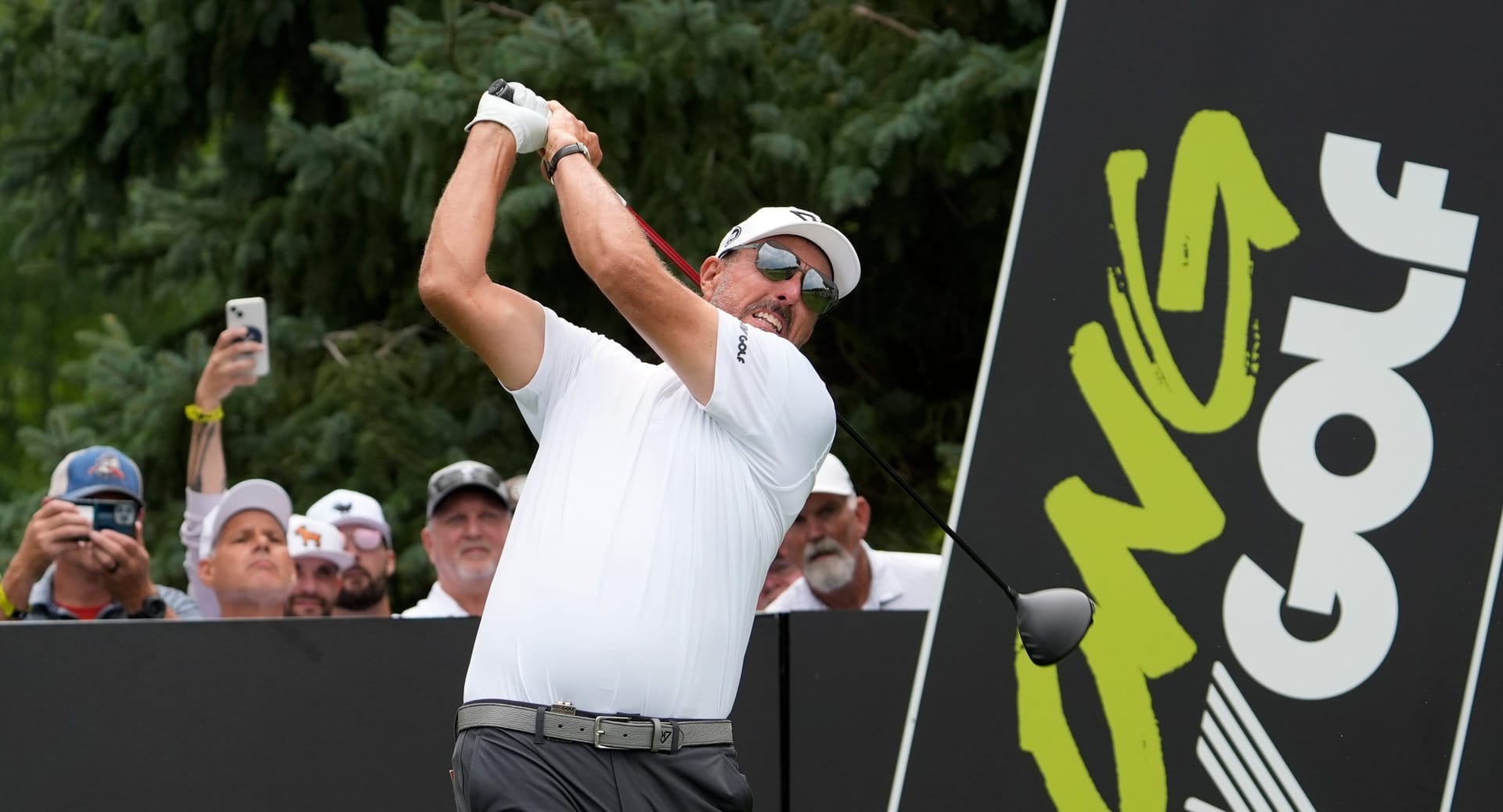 Veteran PGAT caddie defends Phil Mickelson as fan calls LIV star a 'Saudi sellout'