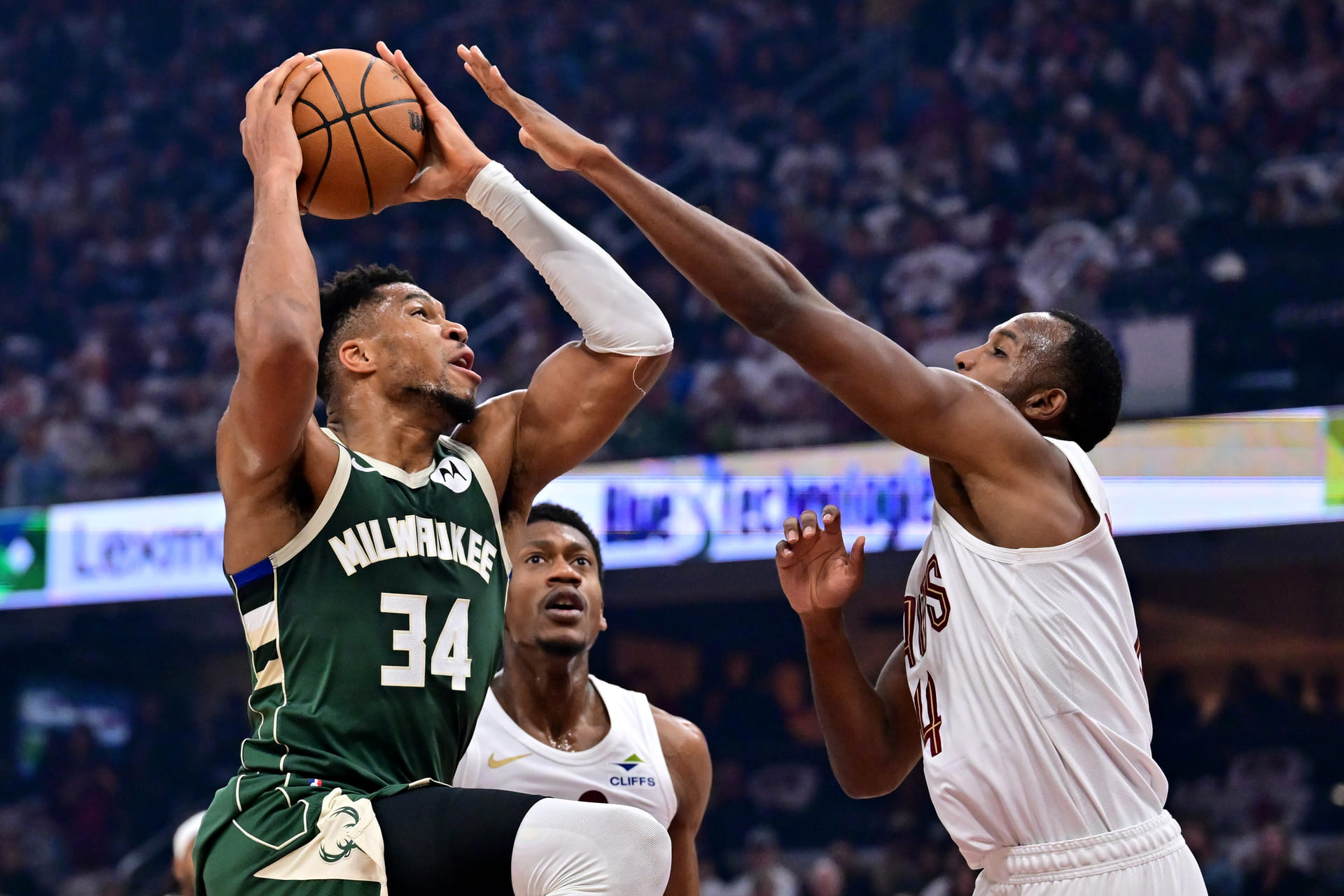 NBA Trade Rumors: 3-Team Mock Trade Sends Giannis Antetokounmpo to LeBron James' Hometown For $269M Star
