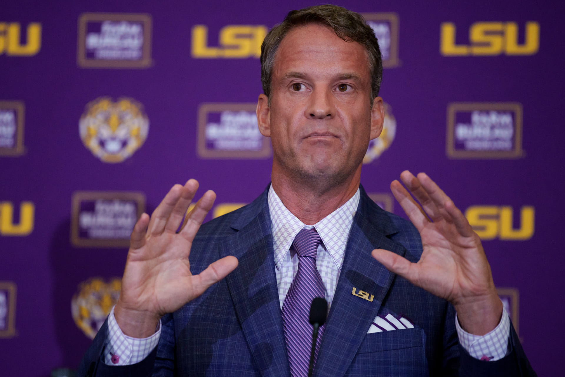 Futbalová NCAA: Hlavný tréner štátu Louisiana Lane Kiffin Úvodná tlačová konferencia - Zdroj: Imagn