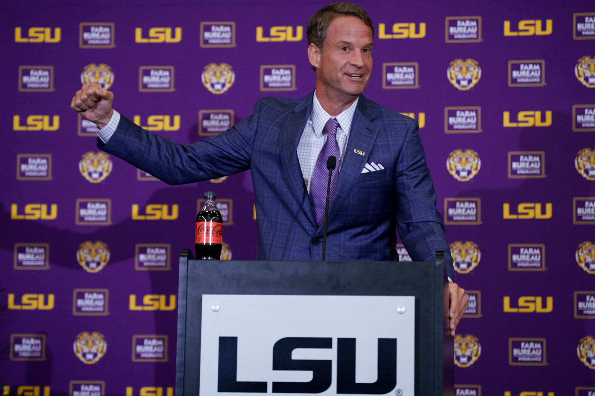 Futbalová NCAA: Hlavný tréner štátu Louisiana Lane Kiffin Úvodná tlačová konferencia - Zdroj: Imagn