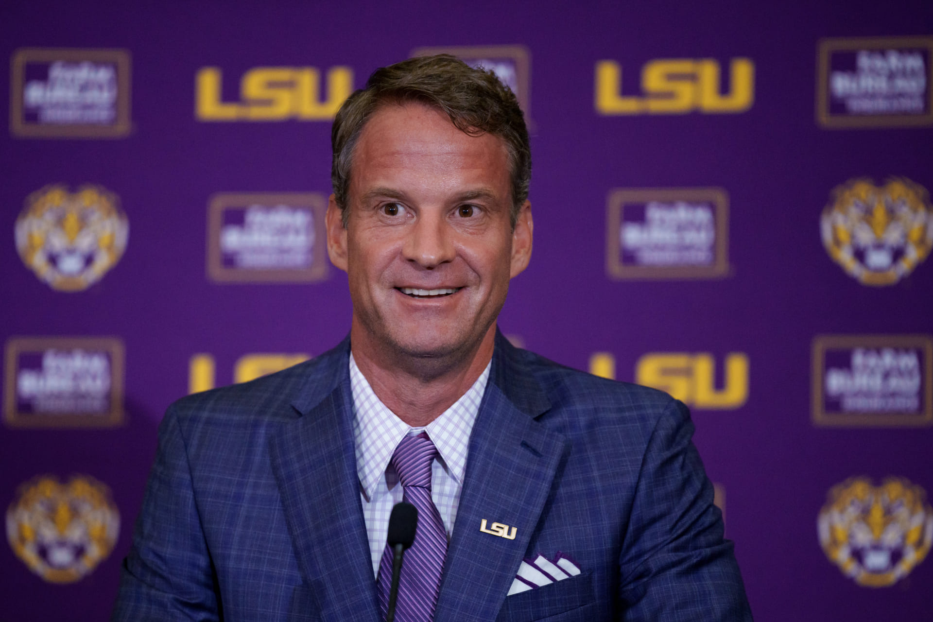 Bóng đá NCAA: Huấn luyện viên trưởng bang Louisiana Lane Kiffin Họp báo giới thiệu - Nguồn: Imagn