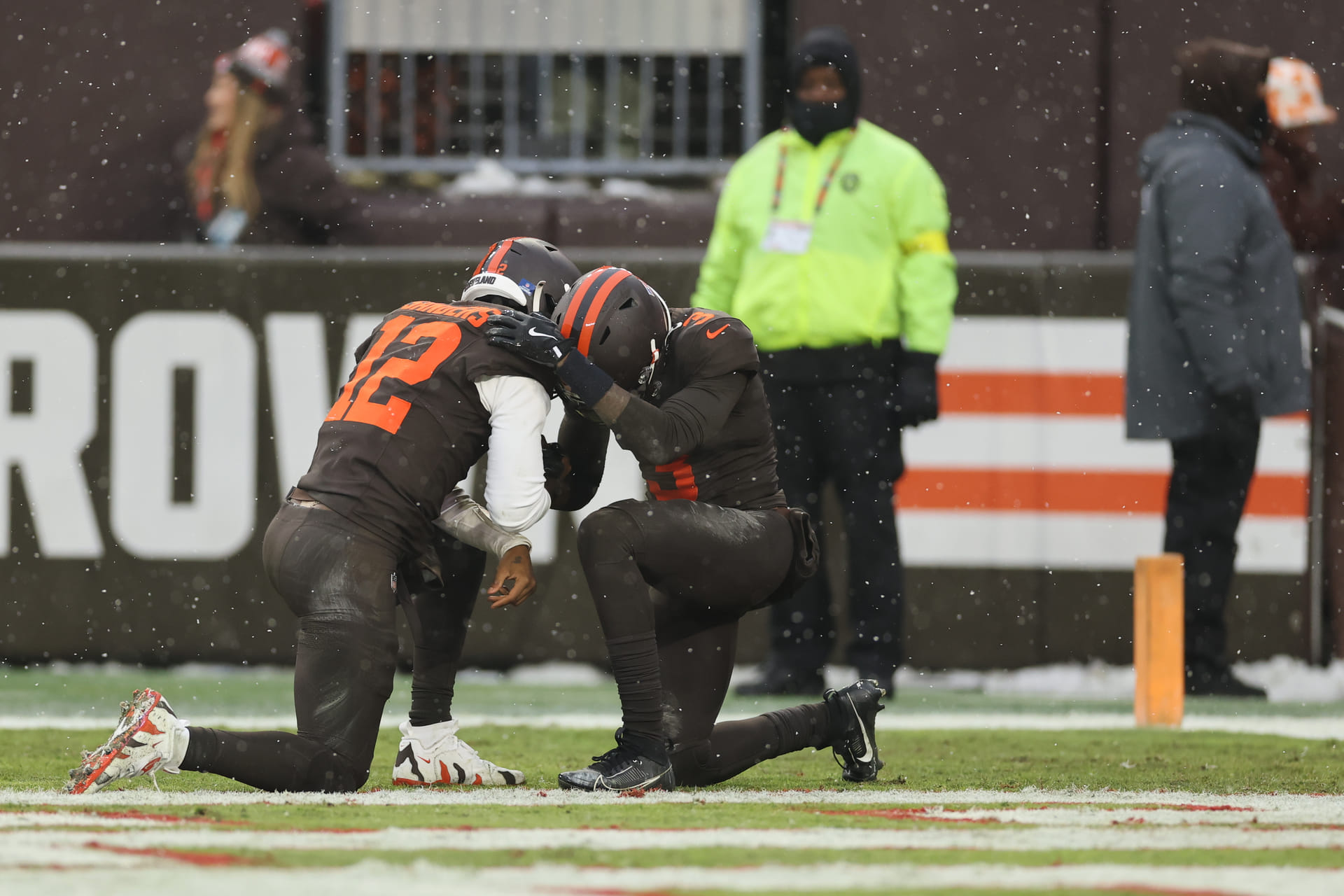 “He’s working to sabotage Shedeur Sanders” “He is a terrorist”: NFL fans rip Jerry Jeudy for fumbling perfect pass from Browns QB into Bears' hands
