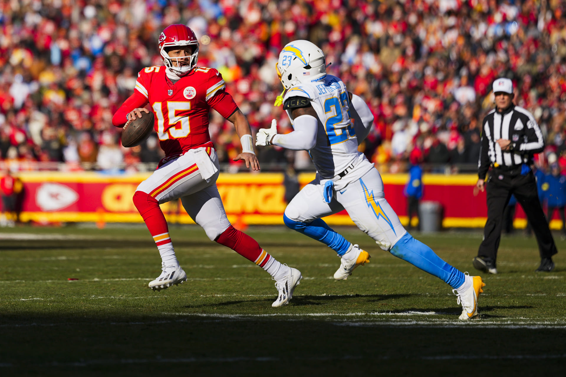 “Faking injury cuz they wasn’t gonna make playoffs”: NFL fans react as Patrick Mahomes injures left knee in 16-13 loss vs. Chargers