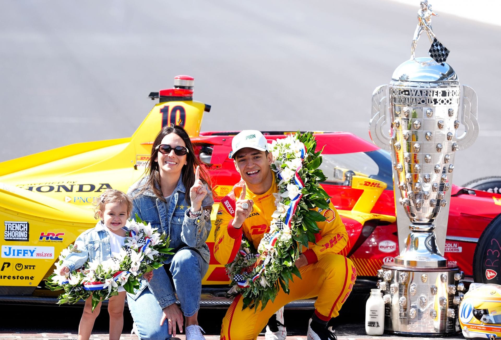 Alex Palou pózuje s manželkou a dcerou poté, co vyhrál 109. běh Indianapolis 500 - Zdroj: Getty